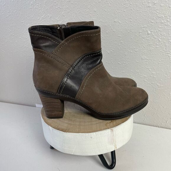 EUC Pre-Loved Clarks Womens Leather Heeled Booties Size 7 - Picture 1 of 7